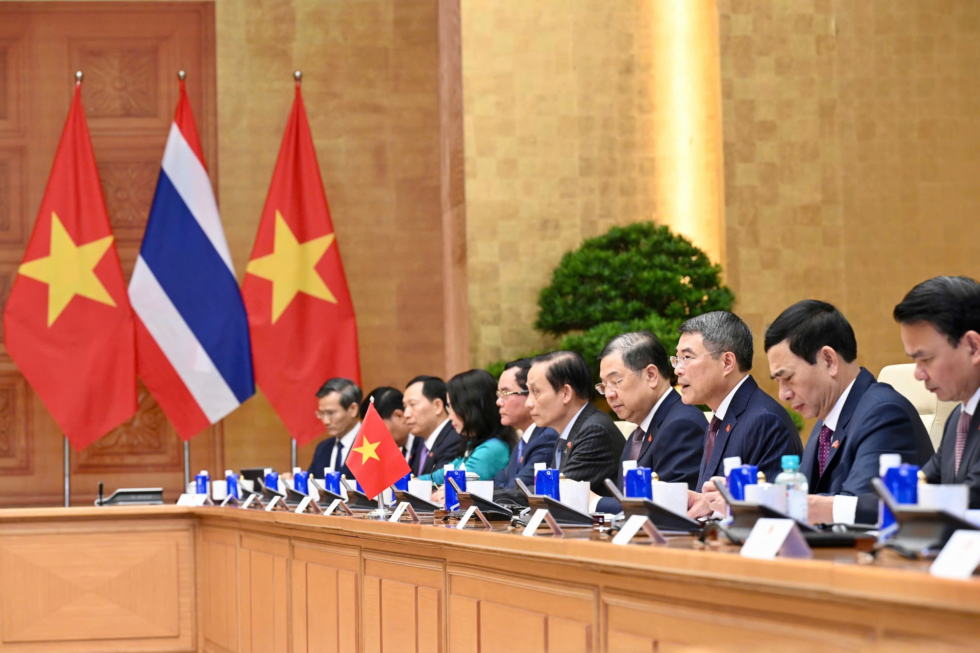 Thủ tướng L&ecirc; Minh Hưng đ&oacute;n tiếp Thủ tướng Th&aacute;i Lan Anutin Charnvirakul tại Việt Nam - Ảnh 3.