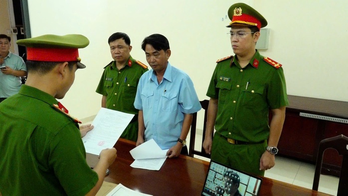 Vụ "cạo sạch quả đồi" ở Khánh Hòa: Khởi tố, bắt tạm giam người khai thác đất trái phép - Ảnh 1.