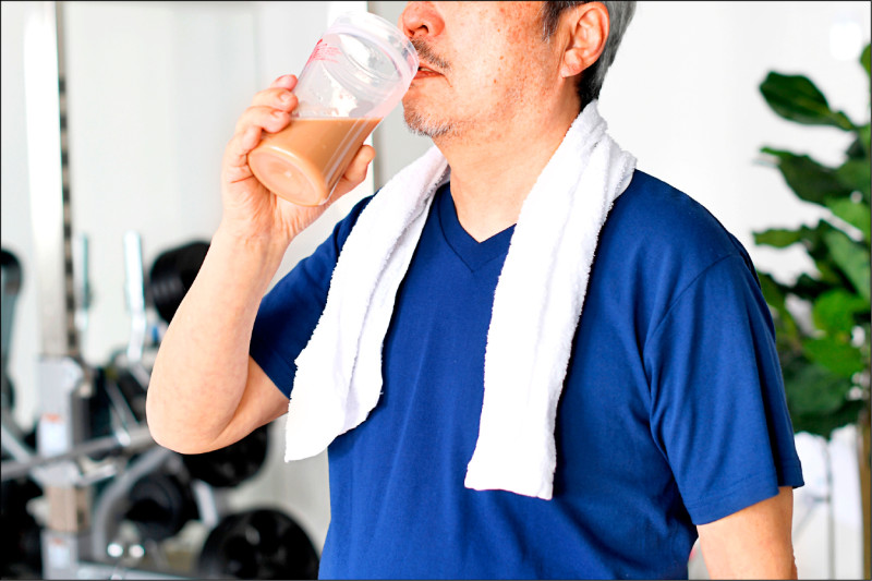 2 loại "nước" n&agrave;y l&agrave;m tăng nồng độ axit uric cao hơn cả bia! Đ&aacute;ng tiếc nhiều nam giới vẫn uống h&agrave;ng ng&agrave;y- Ảnh 2.