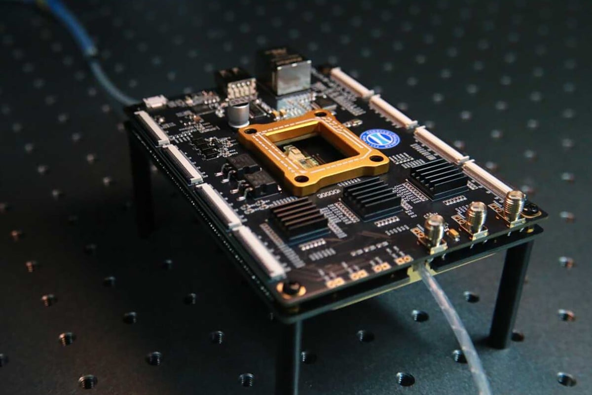 Startup Trung Quốc ph&aacute;t triển c&ocirc;ng nghệ sản xuất chip quang học mới , tiết kiệm chi ph&iacute; - Ảnh 1.