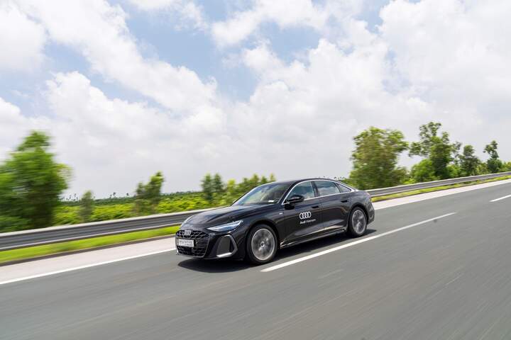 Cận cảnh Audi A6 S Line 2026: Đột ph&aacute; c&ocirc;ng nghệ hiển thị v&agrave; kh&ocirc;ng gian số h&oacute;a - Ảnh 11.