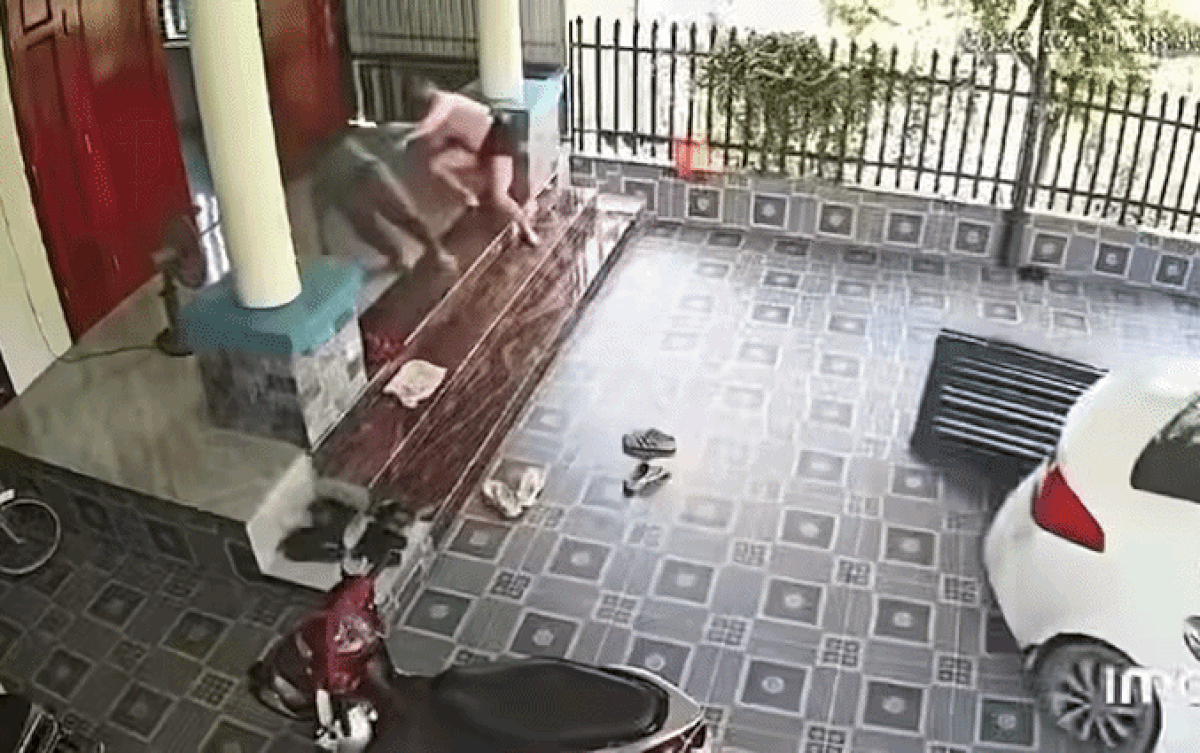 Nhà cửa bất ngờ rung lắc, cả gia đình tháo chạy khi nhìn thấy cảnh tượng trước mắt - Ảnh 1.