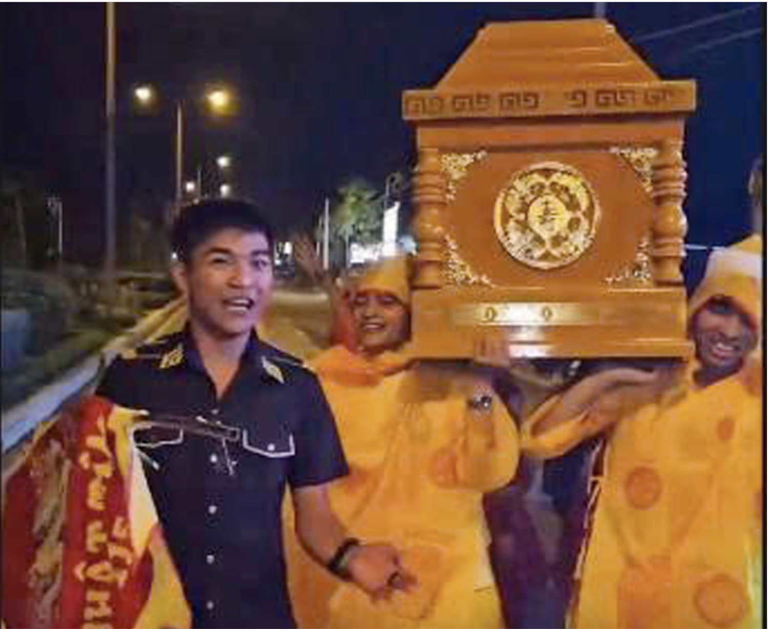 Vụ "nhóm người có hành vi kỳ quái bên chiếc quan tài": Chủ trại hòm cùng 6 người bị bắt - Ảnh 1.