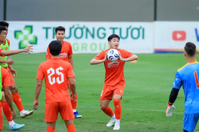 Đ&igrave;nh Bắc cười tươi hết cỡ, biểu cảm n&agrave;o cũng đ&aacute;ng y&ecirc;u  trong ng&agrave;y ĐT Việt Nam "bỏ đ&aacute; b&oacute;ng" "chơi b&oacute;ng rổ"- Ảnh 6.