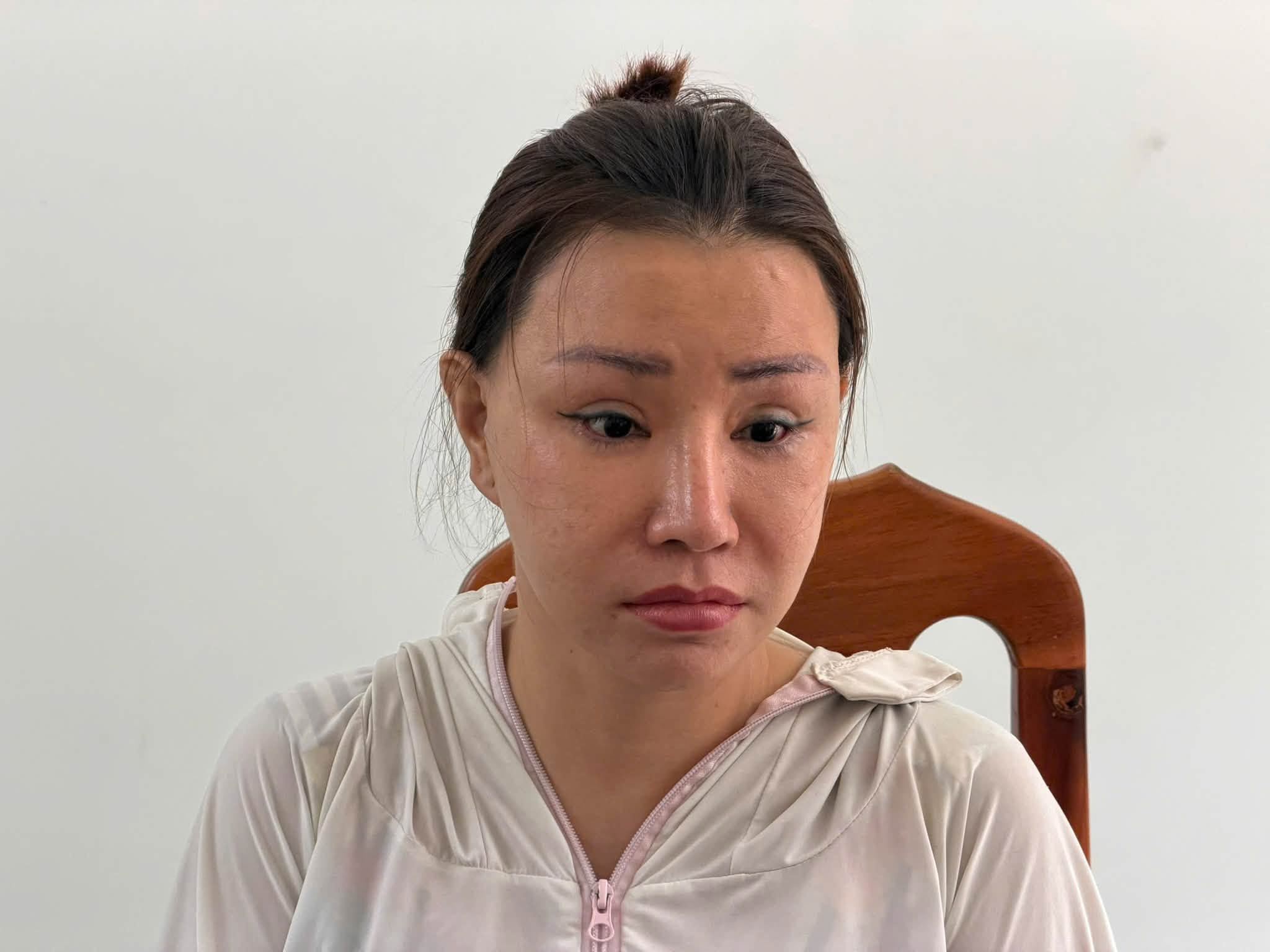 Khám xét nơi ở, bắt tạm giam người phụ nữ buôn thuốc truyền trắng Lê Trần Thảo - Ảnh 7.