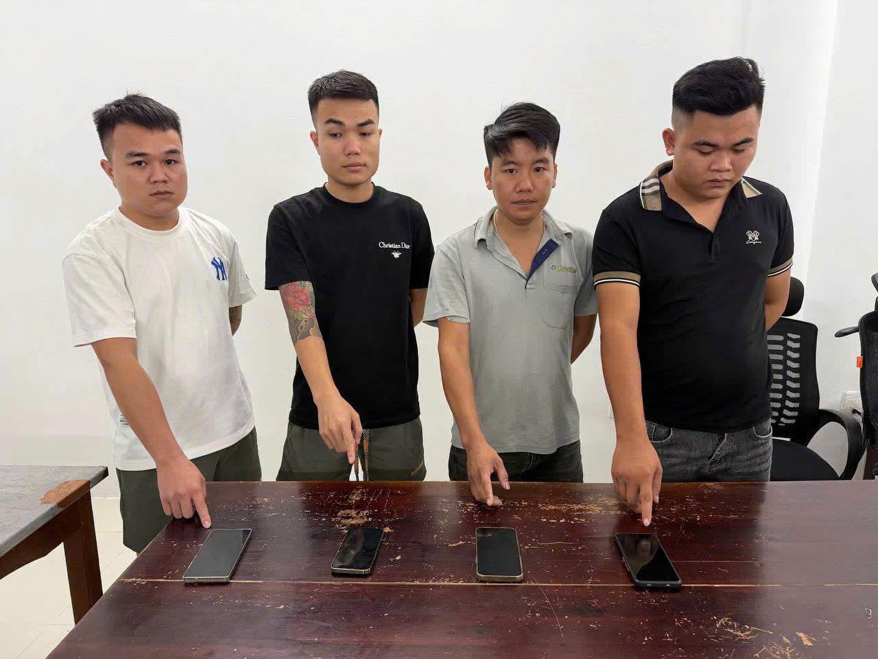7 tổ công tác đồng loạt ra quân, khám xét nhiều địa điểm: 4 người đàn ông bị khởi tố- Ảnh 1. 7 tổ công tác đồng loạt ra quân, khám xét nhiều địa điểm: 4 người đàn ông bị khởi tố- Ảnh 1.