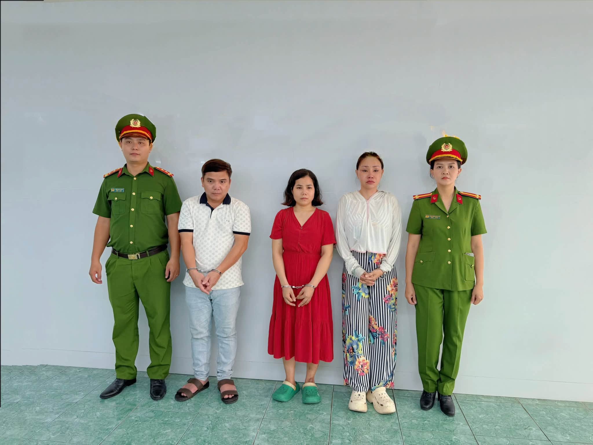 Khám xét nơi ở, bắt tạm giam người phụ nữ buôn thuốc truyền trắng Lê Trần Thảo - Ảnh 1.