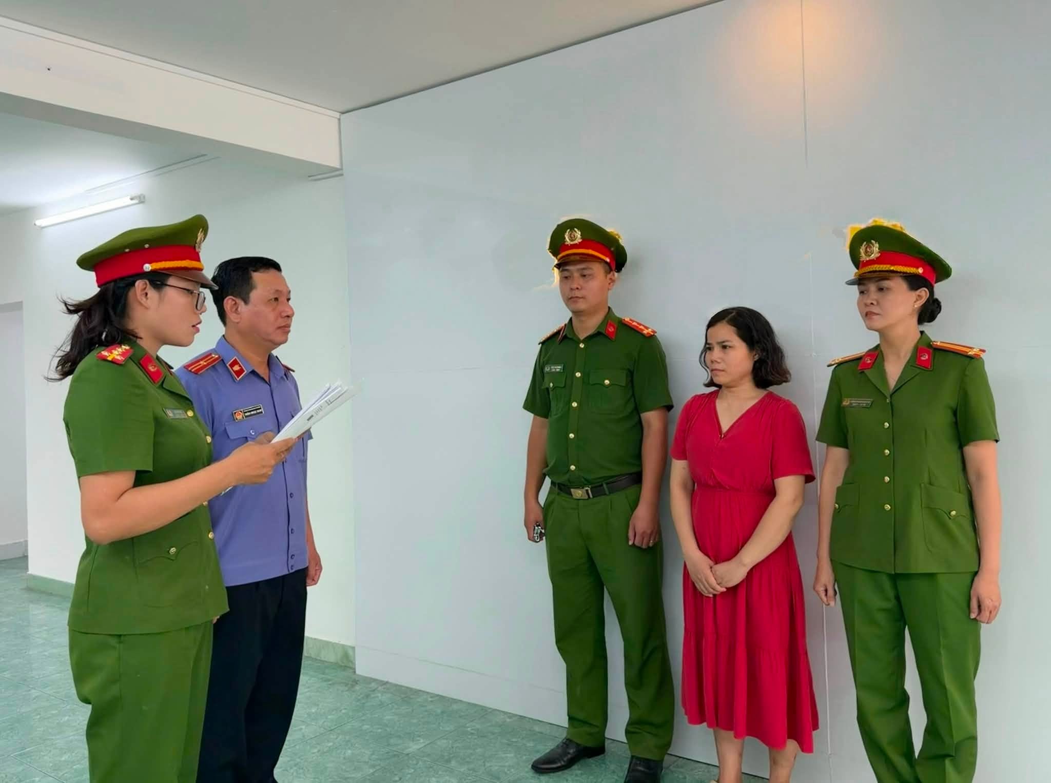 Khám xét nơi ở, bắt tạm giam người phụ nữ buôn thuốc truyền trắng Lê Trần Thảo - Ảnh 2.