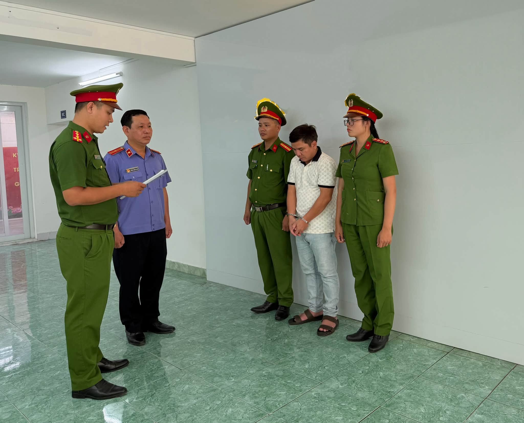 Khám xét nơi ở, bắt tạm giam người phụ nữ buôn thuốc truyền trắng Lê Trần Thảo - Ảnh 3.