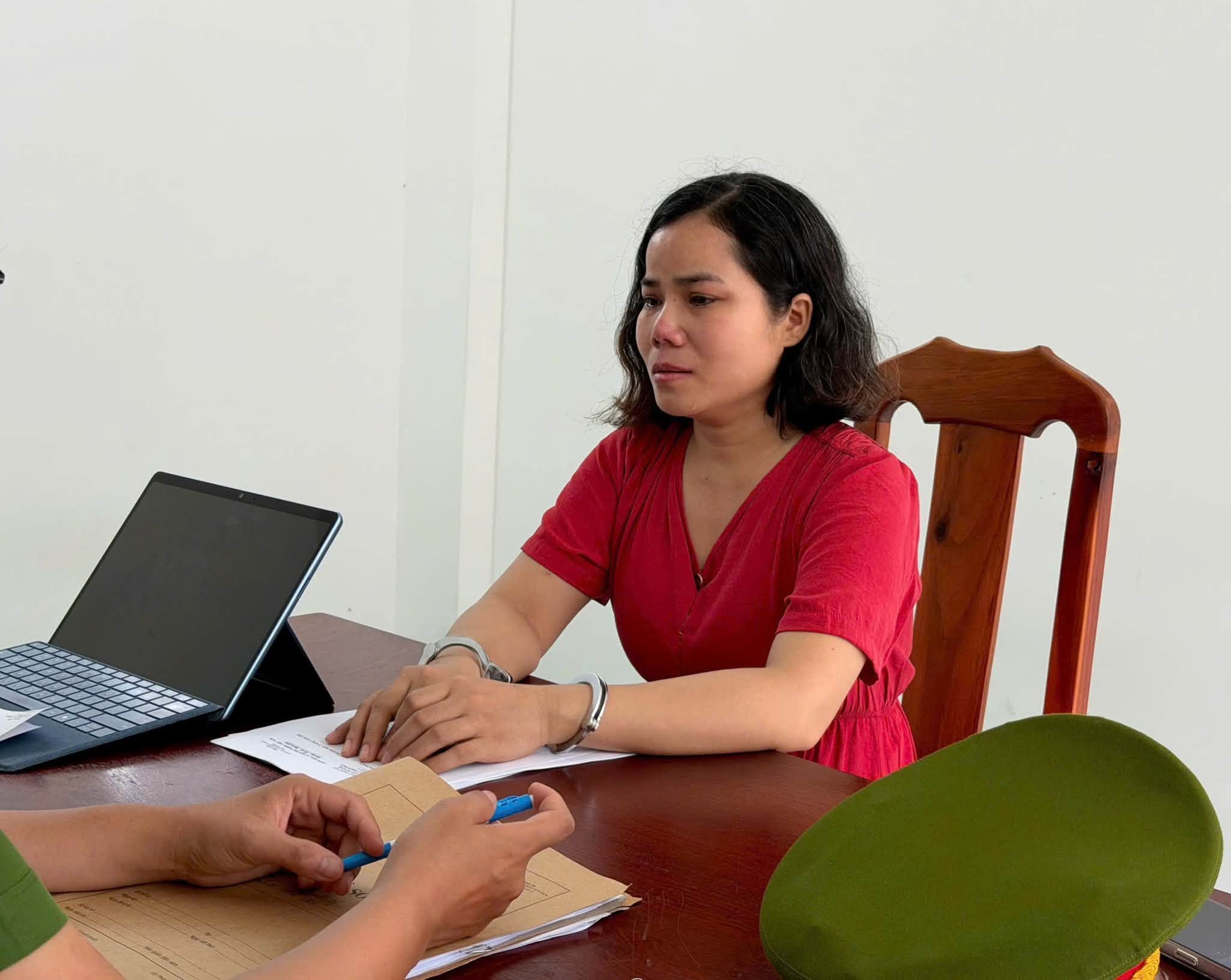 Khám xét nơi ở, bắt tạm giam người phụ nữ buôn thuốc truyền trắng Lê Trần Thảo - Ảnh 6.
