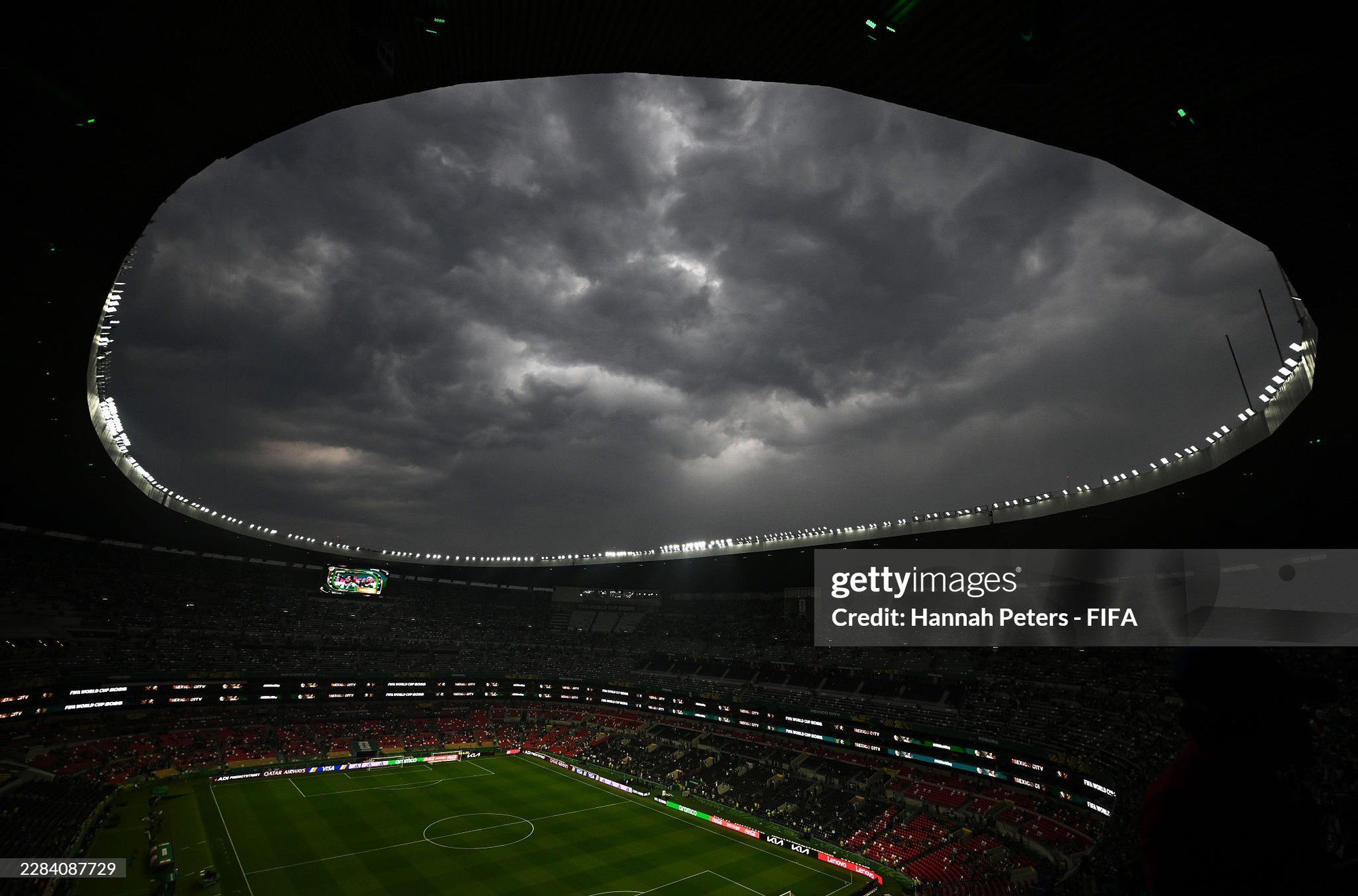 Trận Mexico vs Ecuador tại v&ograve;ng 32 đội World Cup bị ho&atilde;n một tiếng v&igrave; mưa lớn k&egrave;m sấm s&eacute;t, FIFA ra th&ocirc;ng b&aacute;o khẩn - Ảnh 1.