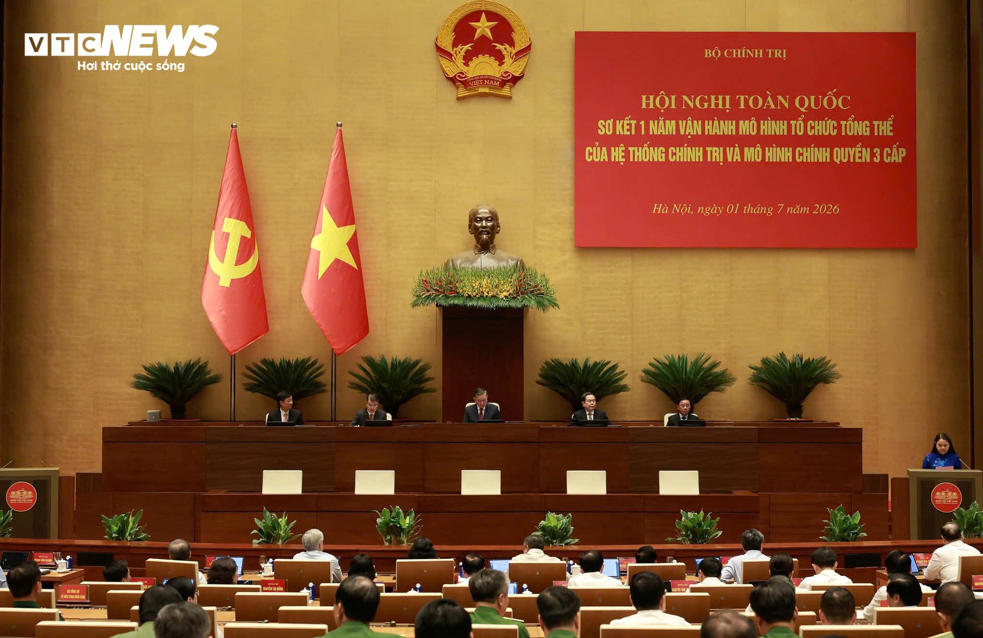 Tổng B&iacute; thư T&ocirc; L&acirc;m chủ tr&igrave; hội nghị sơ kết 1 năm vận h&agrave;nh ch&iacute;nh quyền 3 cấp - Ảnh 1.