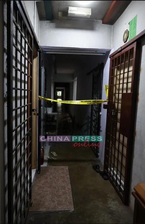 Chiếc vali bốc mùi hôi nồng nặc khiến cả khu chung cư bất an, cảnh sát đến rồi phát hiện điều kinh hoàng - Ảnh 2.