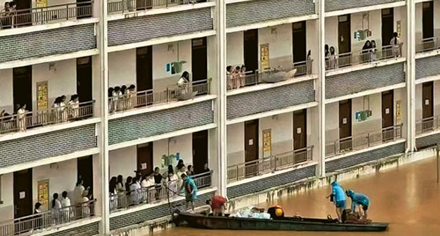 &ldquo;Ph&aacute;p sư Trung Hoa&rdquo; tạo cầu phao &ldquo;thả ra l&agrave; c&oacute; chỗ cho 500 người&rdquo; để cứu hộ 12.000 gi&aacute;o vi&ecirc;n, học sinh trong nước lũ - Ảnh 2.