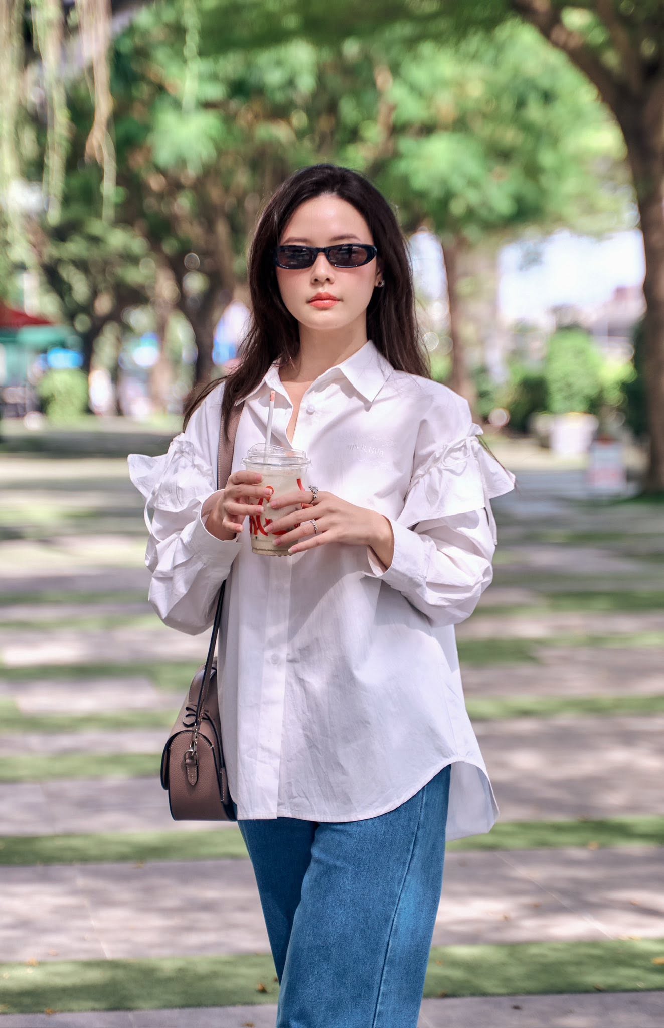 Vợ thiếu gia công ty nhựa Duy Tân xuất hiện với mặt mộc, đời thực có xứng danh "mỹ nhân không tuổi"? - Ảnh 9.