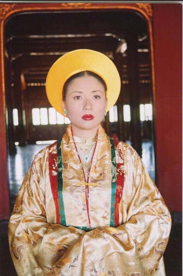 Diễn vi&ecirc;n 'Ngọn nến ho&agrave;ng cung' sau 22 năm: Người l&agrave; tiến sĩ, người vướng lao l&yacute; - Ảnh 1.