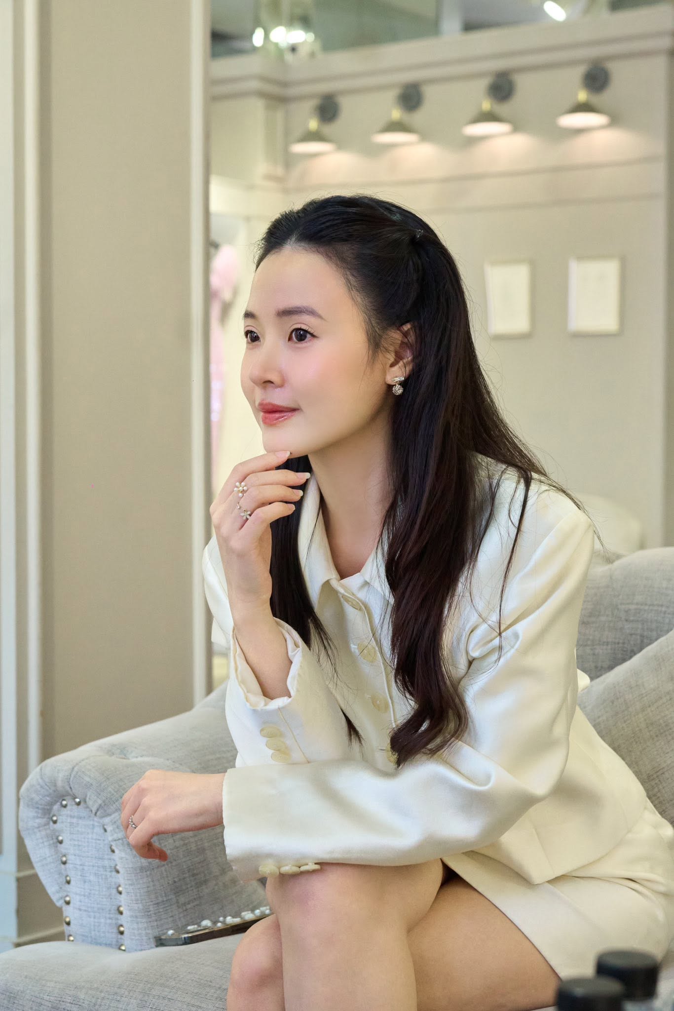 Vợ thiếu gia công ty nhựa Duy Tân xuất hiện với mặt mộc, đời thực có xứng danh "mỹ nhân không tuổi"? - Ảnh 7.