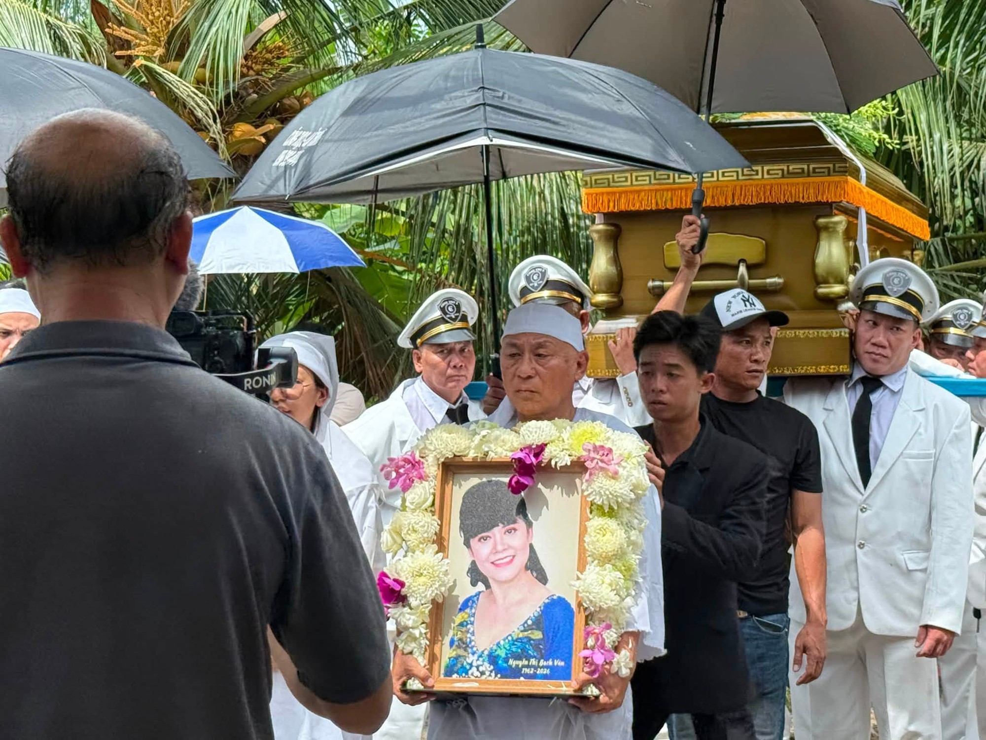 "&Ocirc;ng ho&agrave;ng nhạc đỏ" kh&oacute;c nức nở b&ecirc;n mộ vợ - Ảnh 3.