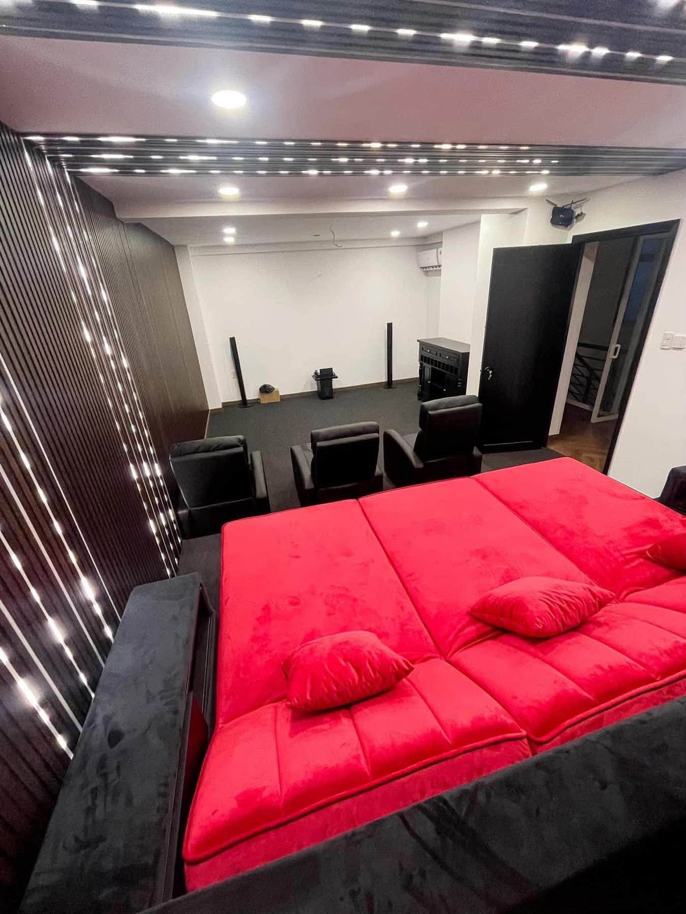 Nam nghệ sĩ l&agrave; Viện ph&oacute; rao cho thu&ecirc; penthouse 650m&sup2; c&oacute; 8 ph&ograve;ng ngủ, 10 toilet, hồ bơi ri&ecirc;ng - Ảnh 3.