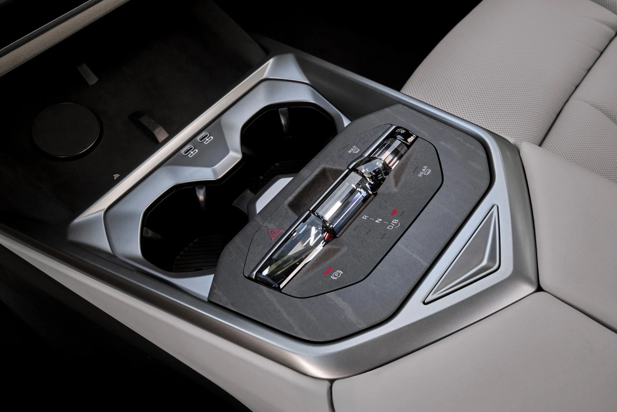 B&aacute;n 'lạc' kiểu BMW: Bắt kh&aacute;ch h&agrave;ng mua ốp đ&aacute; nội thất với gi&aacute; gần 30 triệu đồng để nhận xe sớm - Ảnh 2.
