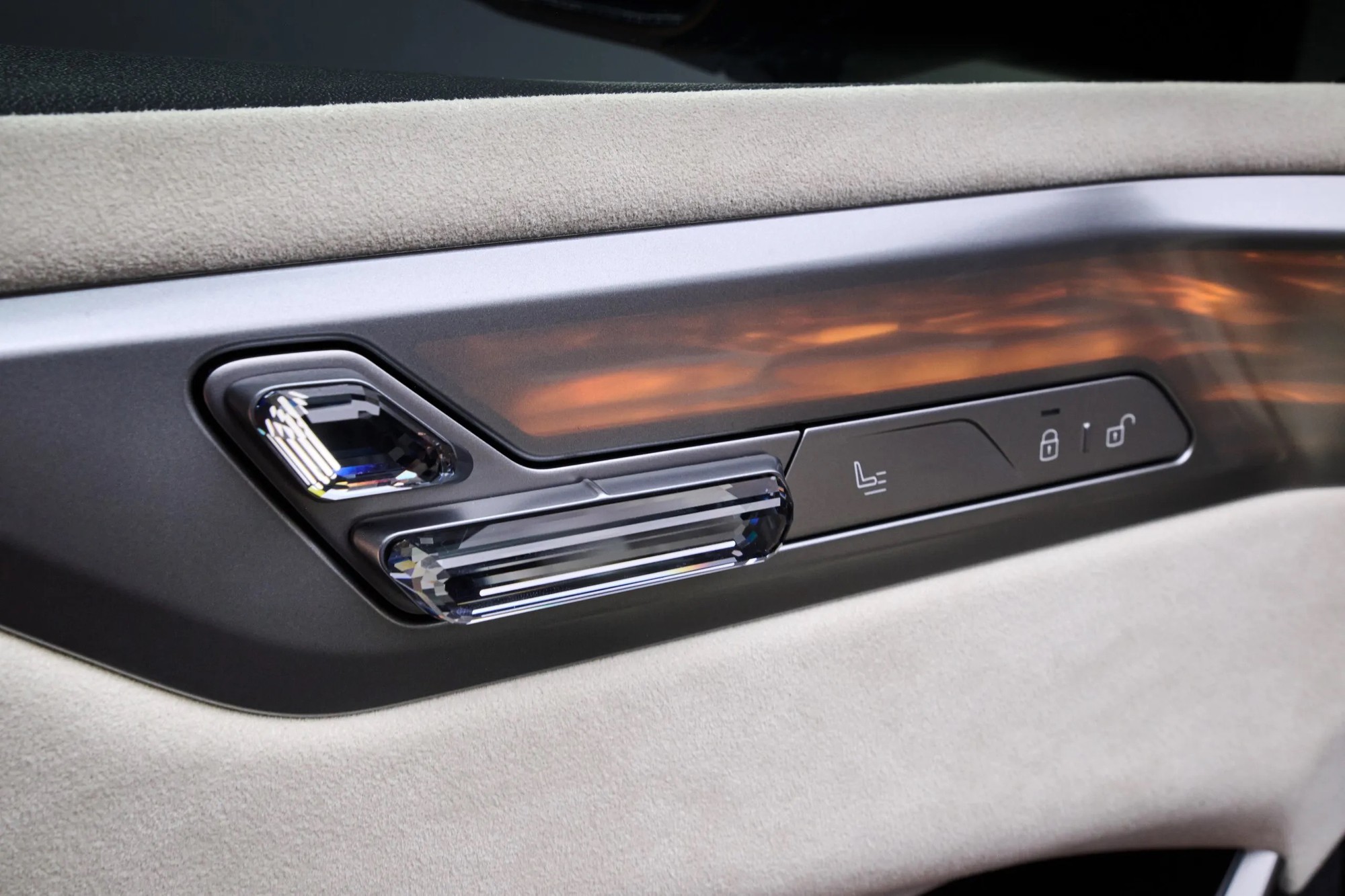 B&aacute;n 'lạc' kiểu BMW: Bắt kh&aacute;ch h&agrave;ng mua ốp đ&aacute; nội thất với gi&aacute; gần 30 triệu đồng để nhận xe sớm - Ảnh 3.