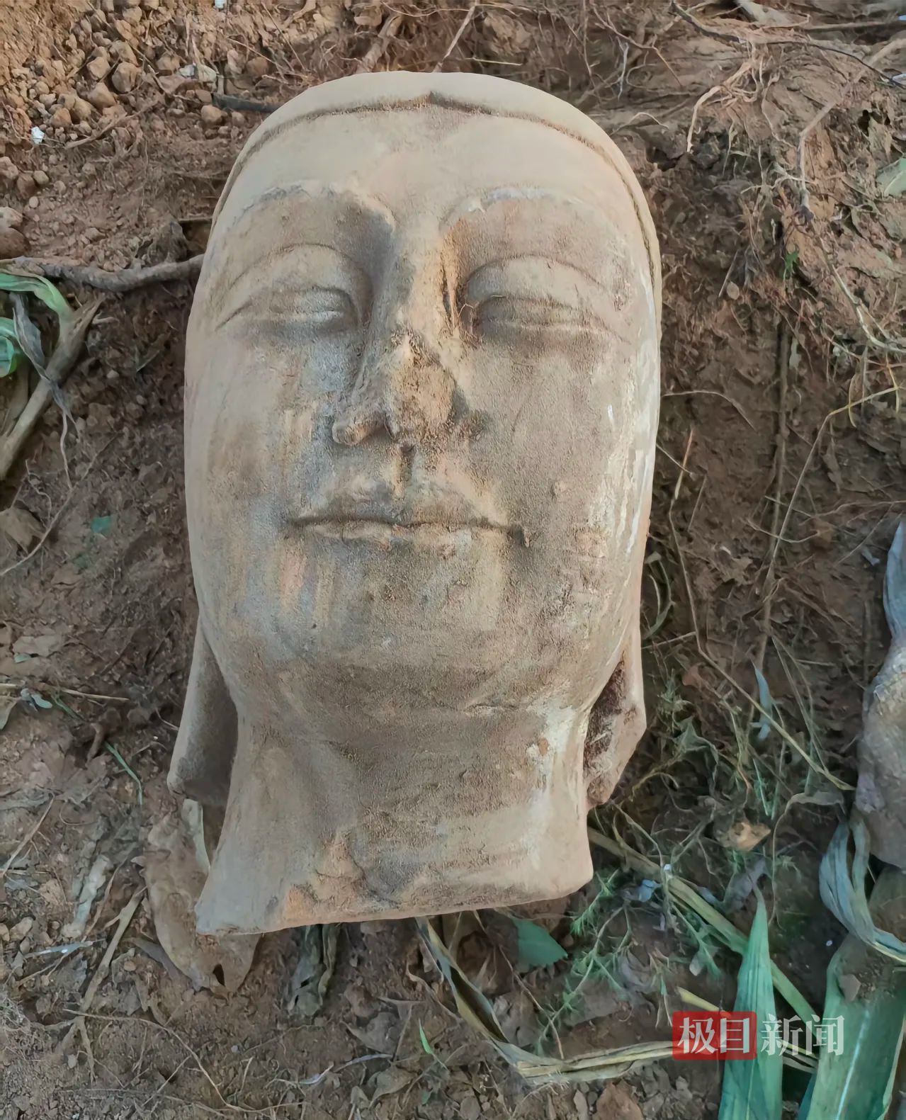 Đào đất, người dân phát hiện vật có hình thù kỳ lạ, chuyên gia xác nhận báu vật 1.400 năm tuổi - Ảnh 1.
