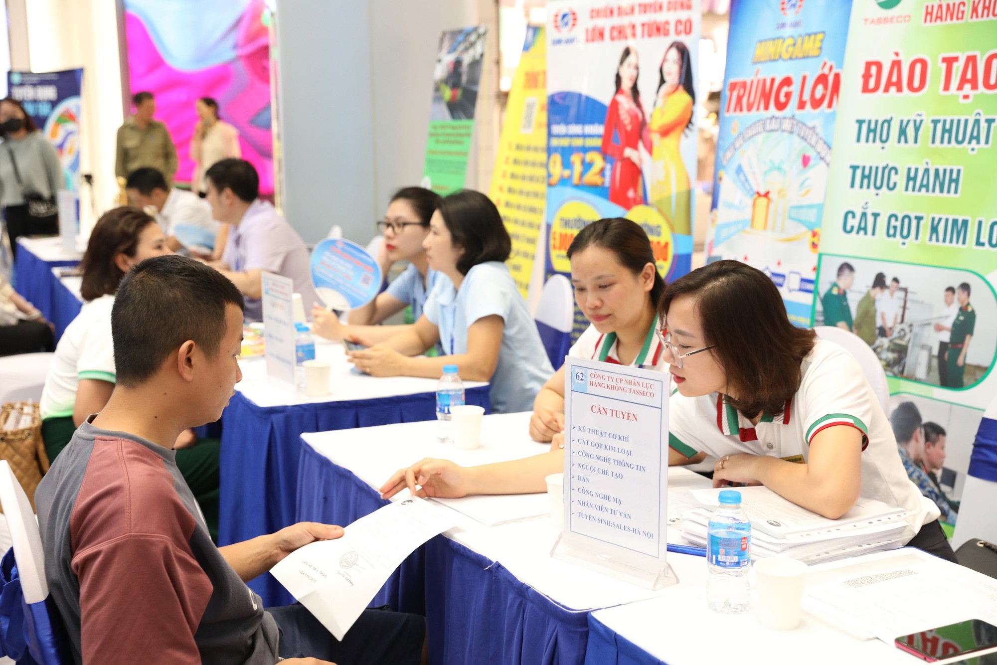 Tin vui về việc l&agrave;m từ điều h&agrave;nh của Ch&iacute;nh phủ, h&agrave;ng triệu người lao động hưởng lợi - Ảnh 1.