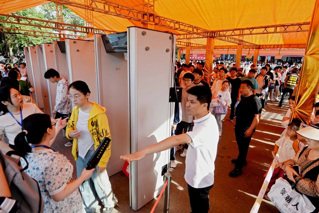Kh&ocirc;ng c&oacute; chuyện thi lại nếu gian lận: Trung Quốc xử l&yacute; cực nghi&ecirc;m mọi vi phạm trong kỳ thi quan trọng nhất - Ảnh 4.