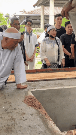 "&Ocirc;ng ho&agrave;ng nhạc đỏ" kh&oacute;c nức nở b&ecirc;n mộ vợ - Ảnh 2.