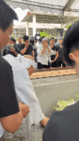 "&Ocirc;ng ho&agrave;ng nhạc đỏ" kh&oacute;c nức nở b&ecirc;n mộ vợ - Ảnh 1.