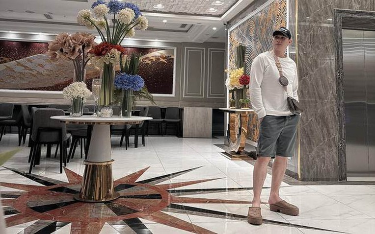 Nam nghệ sĩ l&agrave; Viện ph&oacute; rao cho thu&ecirc; penthouse 650m&sup2; c&oacute; 8 ph&ograve;ng ngủ, 10 toilet, hồ bơi ri&ecirc;ng - Ảnh 1.