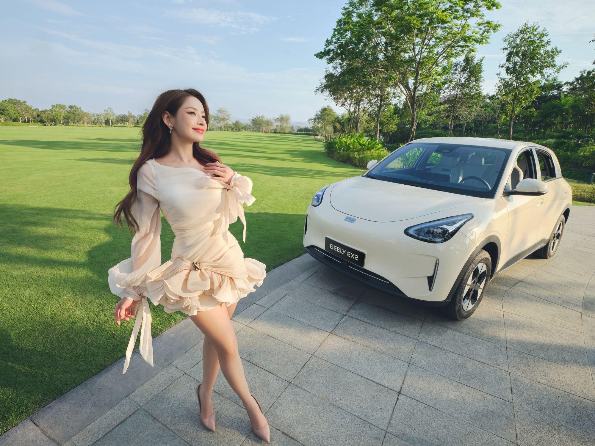 Chi Pu tung bộ ảnh mới c&ugrave;ng Geely, chuẩn bị khuấy động Vạn Hạnh Mall - Ảnh 1.