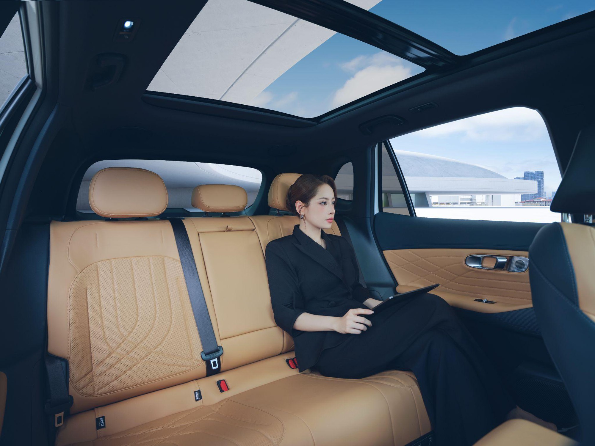 Chi Pu tung bộ ảnh mới c&ugrave;ng Geely, chuẩn bị khuấy động Vạn Hạnh Mall - Ảnh 5.