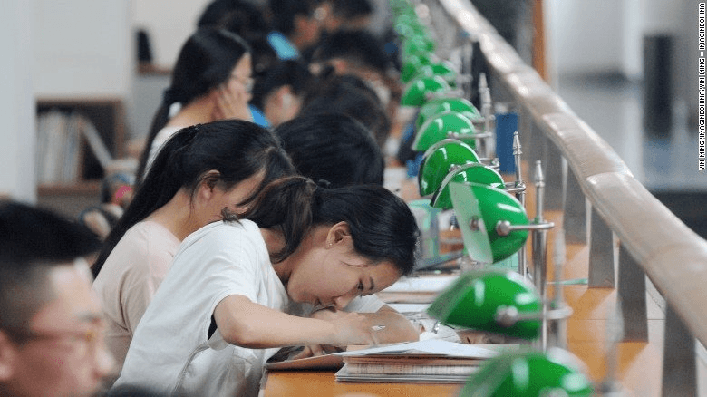 Nh&igrave;n Trung Quốc tr&ocirc;ng thi đại học cứ như "đ&aacute;nh trận" thế n&agrave;y, muốn "gian lận đạt điểm 10 To&aacute;n" c&ograve;n kh&oacute; hơn l&ecirc;n trời! - Ảnh 10.