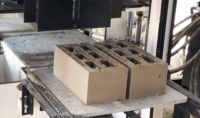Ph&aacute;t minh một loại gạch mới l&agrave;m rung chuyển ng&agrave;nh x&acirc;y dựng: Biến rơm rạ th&agrave;nh gạch carbon &acirc;m, c&aacute;ch nhiệt tốt hơn gạch đất s&eacute;t - Ảnh 1.