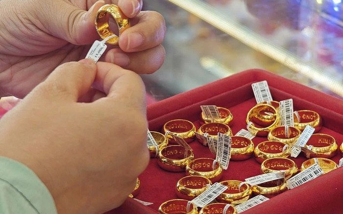 Gi&aacute; v&agrave;ng bất ngờ tăng mạnh, v&agrave;ng nhẫn tăng 900.000 đồng/lượng