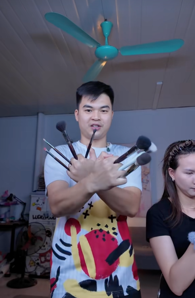 Anh chồng bước ra từ tiểu thuyết: Tự học make up để trang điểm cho vợ, m&agrave;n "lột x&aacute;c" của c&ocirc; vợ mới khiến hội chị em xu&yacute;t xoa- Ảnh 2.