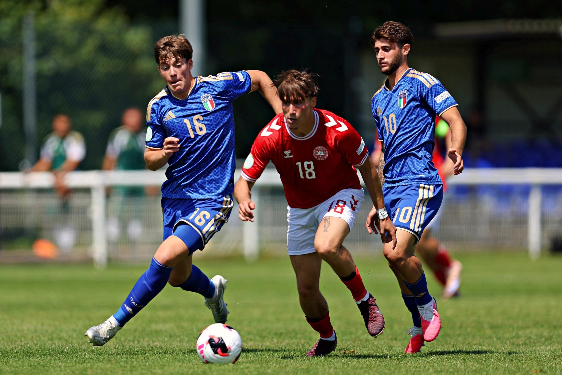 Giữa l&uacute;c cả thế giới s&ocirc;i sục v&igrave; World Cup, Italia lại lặng lẽ trượt v&eacute; một World Cup kh&aacute;c - Ảnh 2.