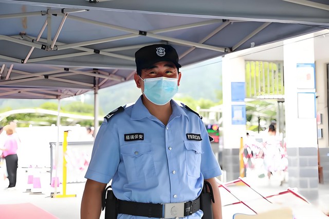 "L&agrave;m sao thả quả trứng từ tầng 10 m&agrave; kh&ocirc;ng vỡ?" - Cả lớp loay hoay nửa tiếng, b&aacute;c bảo vệ giải được trong 5 gi&acirc;y - Ảnh 2.
