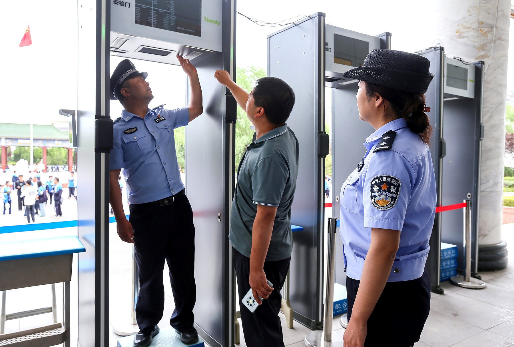 Nh&igrave;n Trung Quốc tr&ocirc;ng thi đại học cứ như "đ&aacute;nh trận" thế n&agrave;y, muốn "gian lận đạt điểm 10 To&aacute;n" c&ograve;n kh&oacute; hơn l&ecirc;n trời! - Ảnh 7.