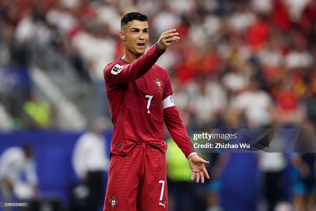 “Thầy ruột” làm HLV Bồ Đào Nha, Ronaldo sẽ đá World Cup vào năm 45 tuổi? - Ảnh 2. “Thầy ruột” làm HLV Bồ Đào Nha, Ronaldo sẽ đá World Cup vào năm 45 tuổi? - Ảnh 2.