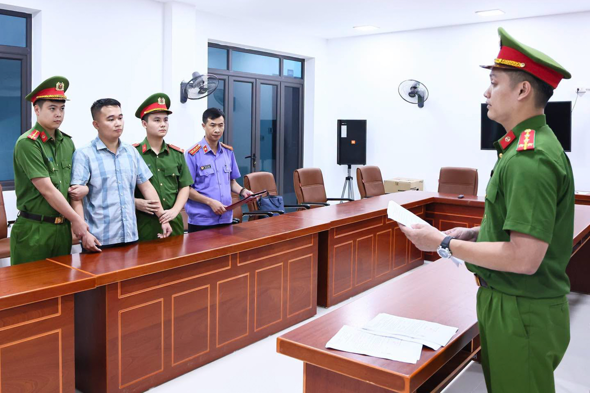 Cơ quan công an làm việc