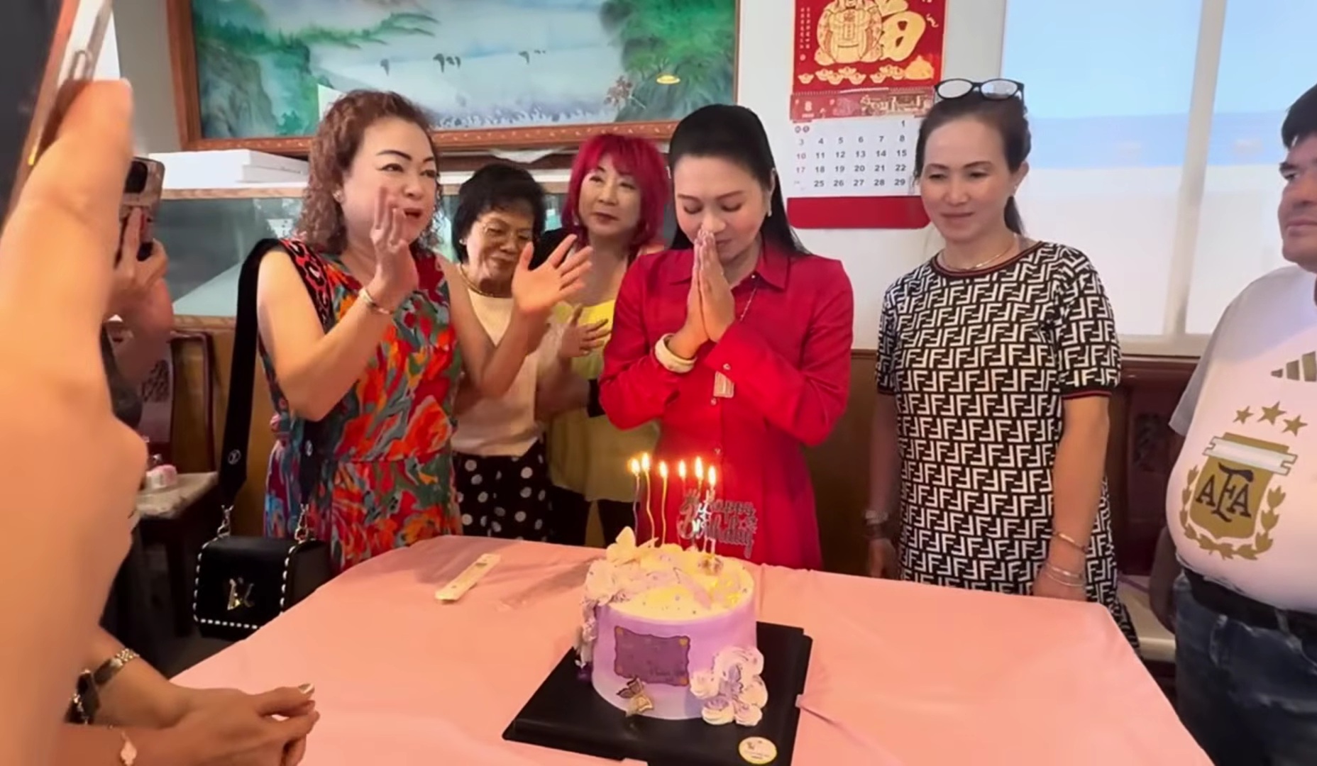 NSƯT Ngọc Huyền được tặng 1 cọc tiền- Ảnh 1.