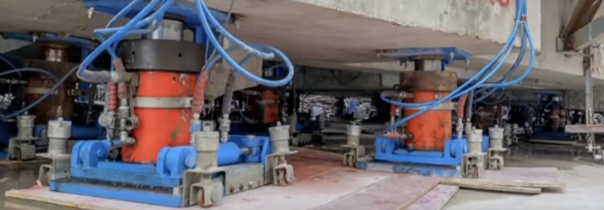 Kh&ocirc;ng ph&aacute; dỡ, Trung Quốc gắn 198 &lsquo;ch&acirc;n&rsquo; dưới ng&ocirc;i trường 7.600 tấn, khiến cả t&ograve;a nh&agrave; tự 'đi bộ' 62 m&eacute;t  - Ảnh 2.