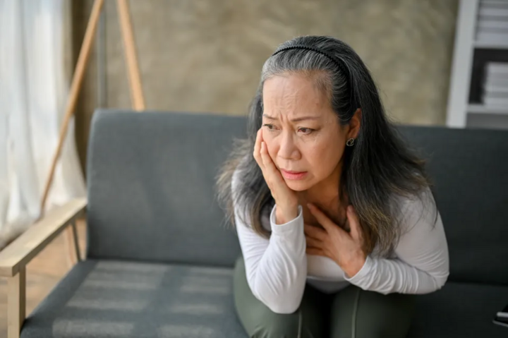 Chọn giữa chăm mẹ gi&agrave; v&agrave; tr&ocirc;ng ch&aacute;u: Dưới &aacute;p lực gia đ&igrave;nh - Ảnh 1.