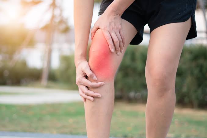 Đừng đợi đến khi kh&ocirc;ng thể ngồi xổm hay leo cầu thang mới lo giữ đầu gối: 5 dấu hiệu cảnh b&aacute;o khớp gối đang l&atilde;o h&oacute;a- Ảnh 2.