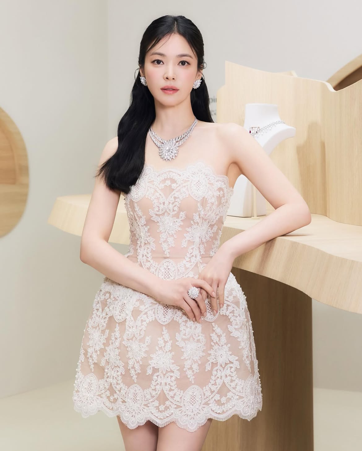 Song Hye Kyo c&oacute; chỗ dựa mới - Ảnh 1.