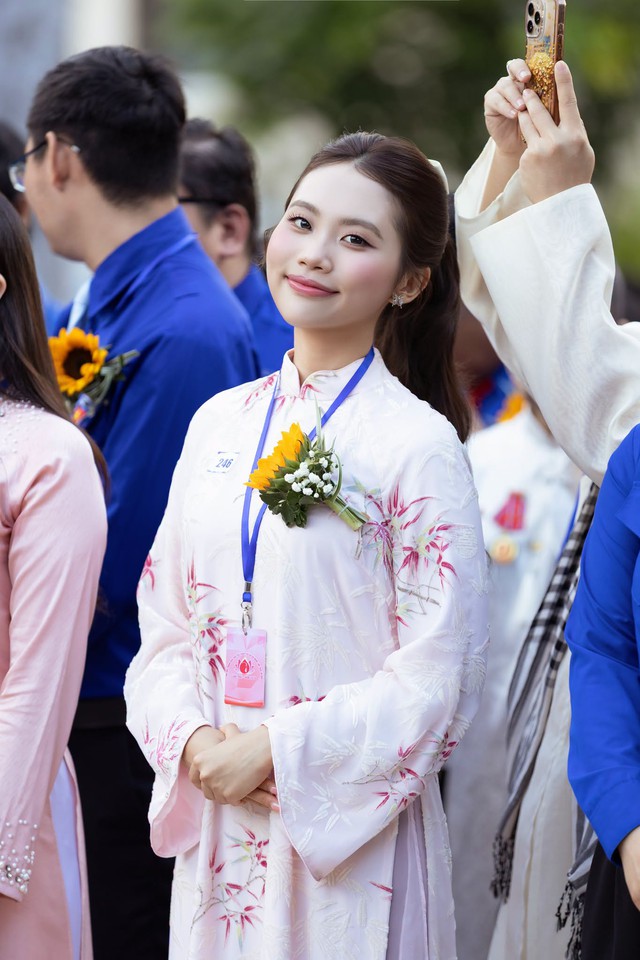 Ca sĩ Việt được tuy&ecirc;n dương Thanh ni&ecirc;n Ti&ecirc;n tiến: L&agrave;m show miễn ph&iacute; cho cả ngh&igrave;n người, 2 lần diễn Đại lễ A50 - A80- Ảnh 1.
