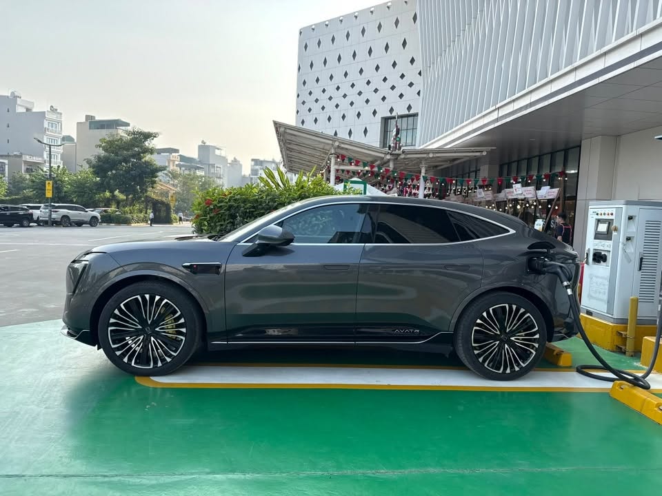 SUV điện Avatr 11 đầu ti&ecirc;n xuất hiện ở H&agrave; Nội: D&agrave;i hơn Palisade, sạc 10 ph&uacute;t đi được 200 km, nội thất 'ngập' m&agrave;n h&igrave;nh - Ảnh 3.