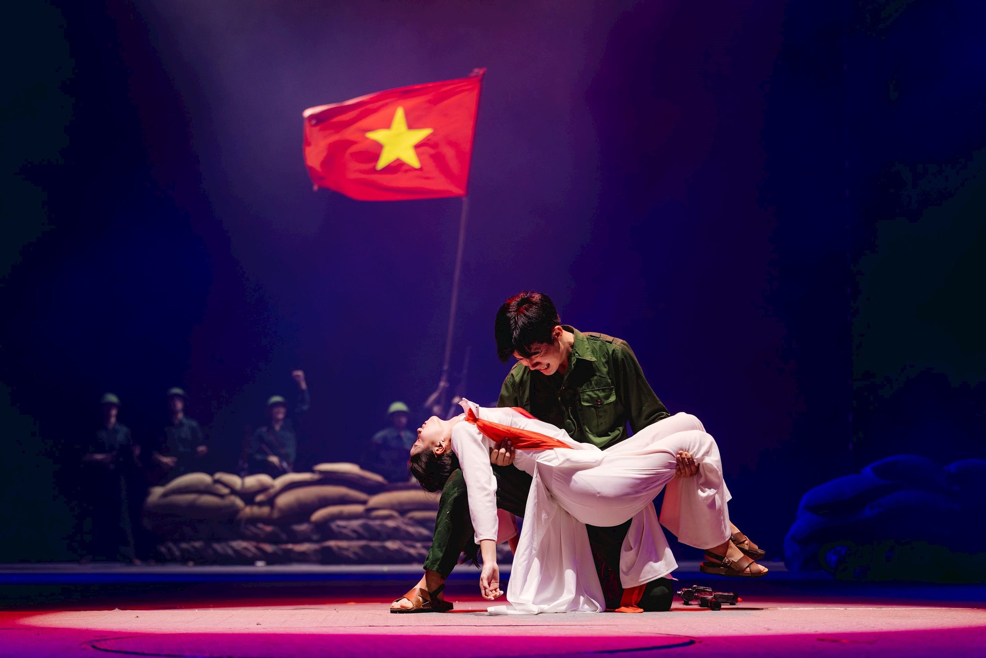 Xem &ldquo;kỳ quan&rdquo; t&aacute;i hiện 4.000 năm lịch sử VN của tỷ ph&uacute; Phạm Nhật Vượng, NSƯT Quang Thắng ao ước l&agrave;m 1 việc - Ảnh 2.